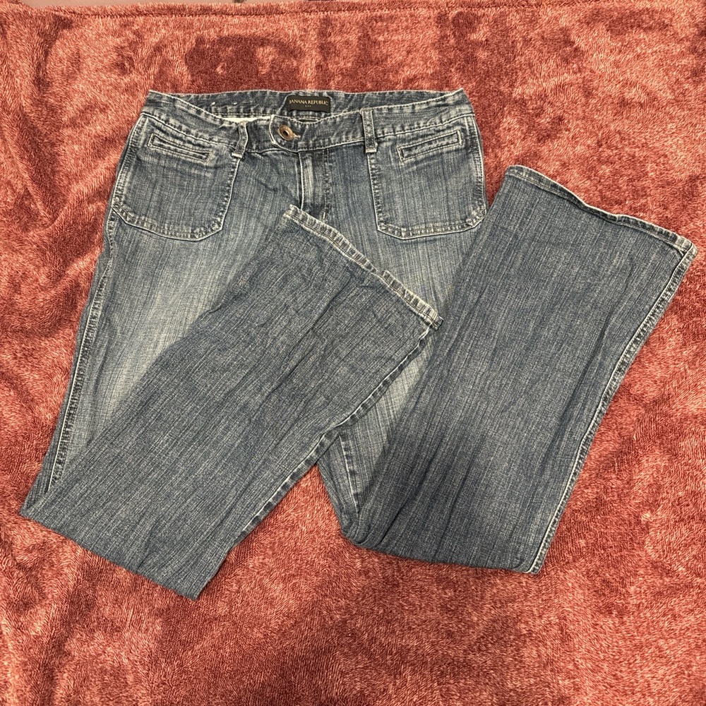 Low-rise flare jeans with a relaxed fit jeans #lowrise #bananarepublic